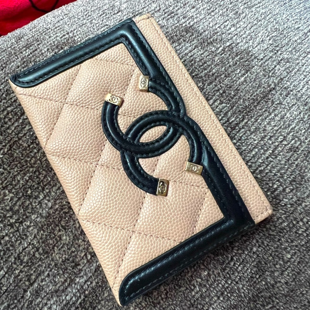 CHANEL Quilted Pink and Black Card Holder with Interlocking CC Detail